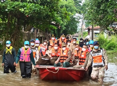 <strong>อ่านเพิ่มเติมเกี่ยวกับ</strong><br>พลอากาศเอก ชลิต พุกผาสุก องคมนตรี ร่วมกับมูลนิธิราชประชานุเคราะห์ ในพระบรมราชูปถัมภ์ เชิญสิ่งของพระราชทานมอบแก่ประชาชนผู้ประสบอุทกภัย จังหวัดปราจีนบุรี พลอากาศเอก ชลิต พุกผาสุก องคมนตรี ร่วมกับมูลนิธิราชประชานุเคราะห์ ในพระบรมราชูปถัมภ์ เชิญสิ่งของพระราชทานมอบแก่ประชาชนผู้ประสบอุทกภัย จังหวัดปราจีนบุรี